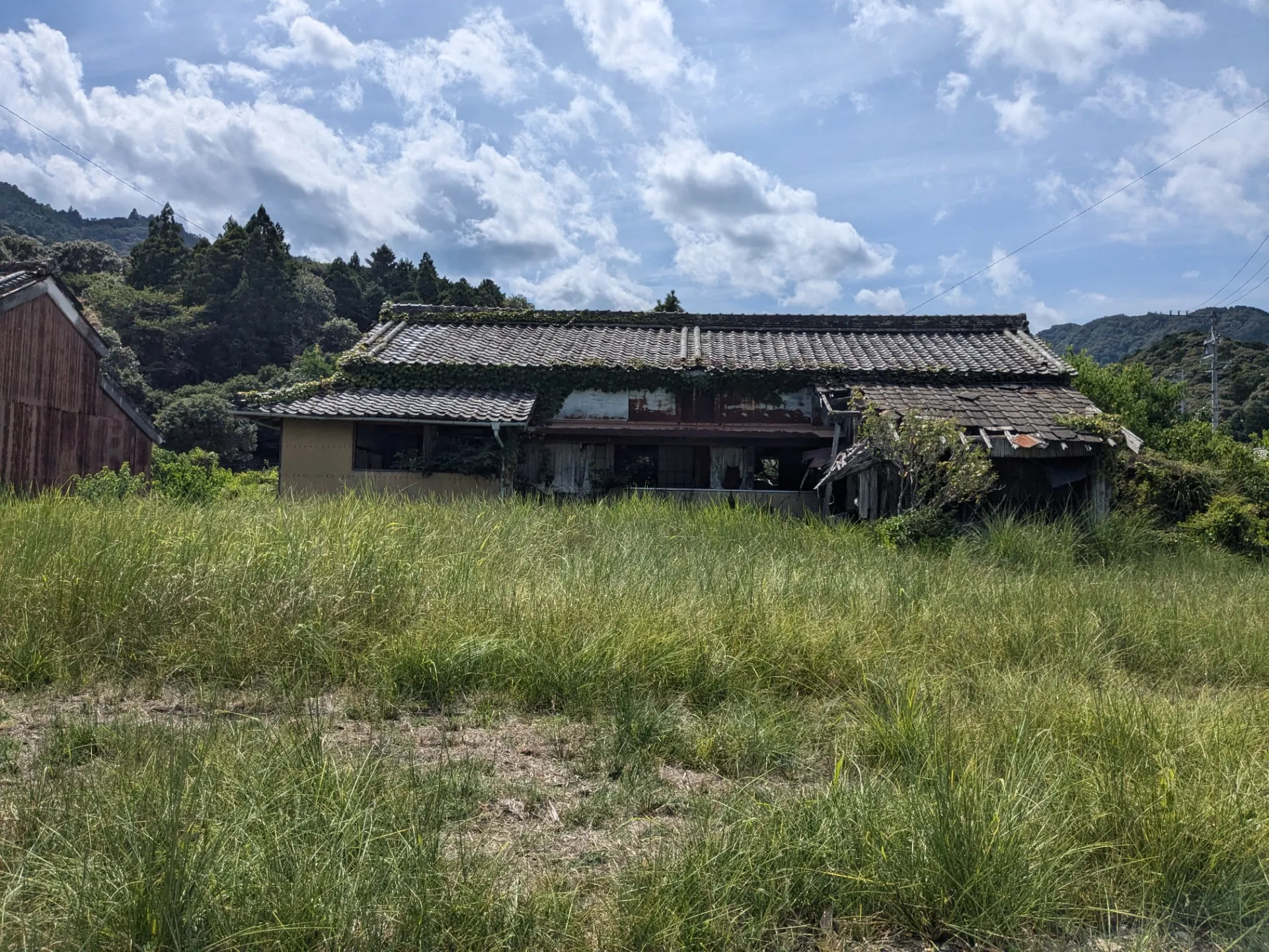 度会町にて廃屋の残置物撤去を行いました。