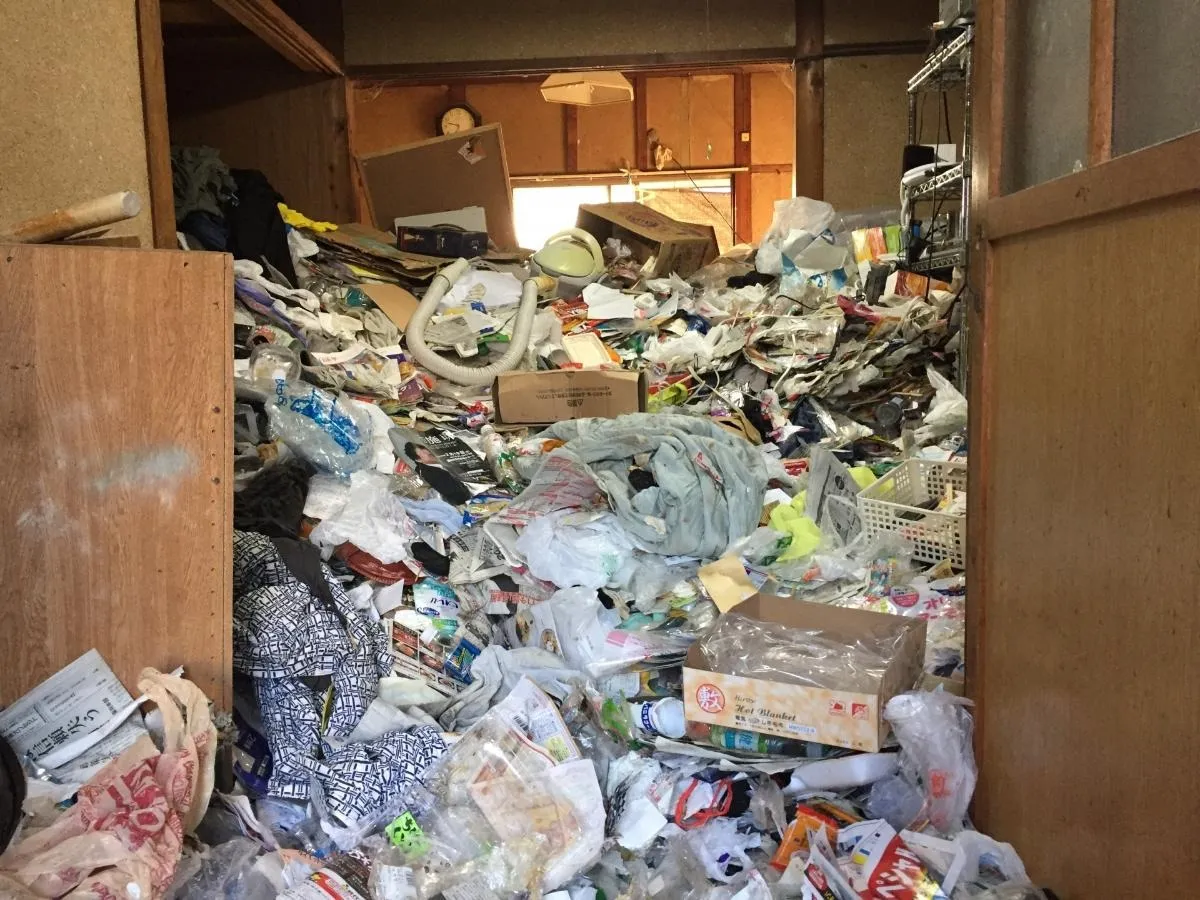 遺品整理に関する孤独死の清掃料金はいくらかかる？相続放棄後の注意点と対応法を解説