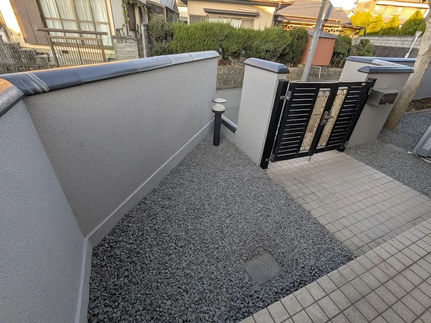 松阪市にて除草、防草、砂利敷きをしました。
